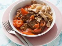 Rindfleisch-Tomaten-Sauce mit Paprika und Vollkornnudeln Rindfleisch-Tomaten-Sauce mit Paprika und Vollkornnudeln