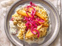 Risoni mit Gorgonzola-Schaum, Birnen und Zwiebeln Rezept