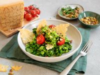 Risotto verde mit Grana-Padano-Crisps, Cherrytomaten und Pistazien Rezept