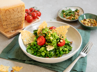 Risotto verde mit Grana-Padano-Crisps, Cherrytomaten und Pistazien