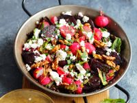 Rote Bete mit Radieschen und Walnüssen Rezept