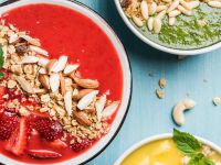 Rote Smoothie-Bowl mit Erdbeeren Rezept