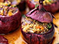 Rote Zwiebeln gefüllt mit Couscous und Aprikosen Rezept