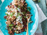 Roter Quinoasalat mit Hähnchenspießen und Joghurt Rezept