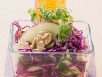 Rotkohl-Apfel-Salat mit Walnüssen Rezept