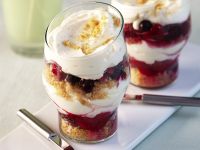 Sahne-Schichtdessert mit Früchten und Amaretti Sahne-Schichtdessert mit Früchten und Amaretti