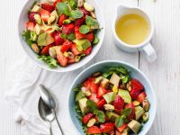 Salat mit Avocado und Erdbeeren Rezept