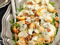 Salat mit Birne, Rucola, Nüssen und Gorgonzola Rezept