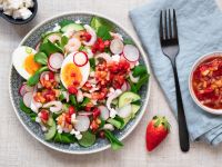 Salat mit Ei, Garnelen und Erdbeer-Dressing Rezept