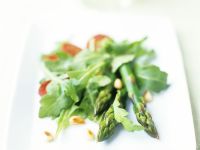 Salat mit Spargel, Pinienkernen und spanischer Wurst Rezept