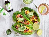 Salat-Tacos gefüllt mit Bohnen, Mais, Tomaten und Avocado-Omega-3-Dip Rezept