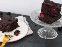 Sauerkraut-Brownies mit Brombeeren