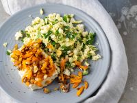 Schafskäse aus dem Ofen auf Blumenkohlreis Rezept