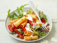 Scharfer Pastasalat mit Tomate, Kapern und Rucola Rezept