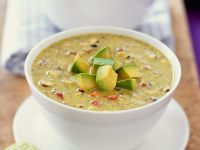 Schnelle Gemüsesuppe mit Avocado Rezept