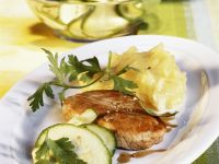 Schnitzel mit Kartoffelpüree und Zucchinisalat Schnitzel mit Kartoffelpüree und Zucchinisalat