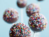 Schoko-Cake-Pops mit Zuckerperlen Schoko-Cake-Pops mit Zuckerperlen