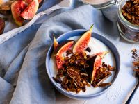 Schoko-Granola mit Walnüssen, Weizenkeimen und Feigen