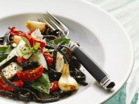 Schwarze Nudeln mit Mozzarella und Tomaten Schwarze Nudeln mit Mozzarella und Tomaten