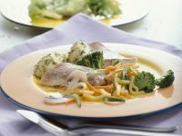 Seelachs auf Gemüse gegart Rezept
