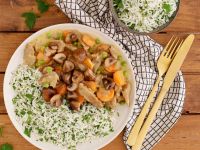 Seitan-Frikassee mit Petersilien-Reis und gebratenen Champignons Rezept