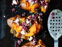 Smashed Sweet Potatoes mit Rote-Bete-Feta-Salat Rezept