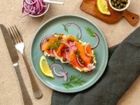 Smørbrød mit norwegischem Räucherlachs und Dill-Frischkäse Rezept
