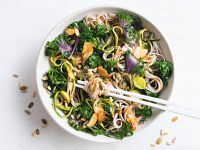 Soba-Nudel-Salat mit Grünkohl Rezept