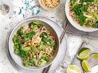 Soba-Nudeln mit Brokkoli, Edamame und Erdnüssen Rezept
