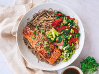 Sobanudel-Bowl mit Miso-Gemüse und Teriyaki-Lachs Rezept