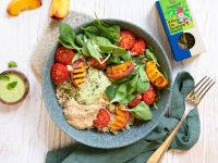 Sommer-Bowl mit gegrillten Pfirsichen und Hummus Rezept