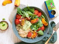 Sommer-Bowl mit gegrillten Pfirsichen und Hummus