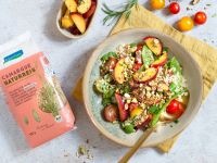 Sommerlicher Reissalat mit Tomaten, Zuckerschoten und Nektarinen Rezept