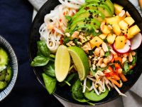 Sommerrollen-Bowl mit asiatischem Gurkensalat