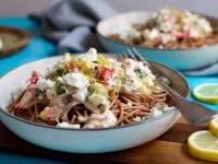 Spaghetti mit Zucchini-Zitronen-Sauce und Feta