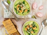 Spargel-Fenchel-Suppe mit Grana-Padano-Croûtons und Dill Rezept