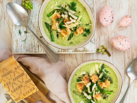 Spargel-Fenchel-Suppe mit Grana-Padano-Croûtons und Dill