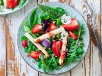 Spargelsalat mit Erdbeeren Rezept