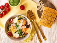 Spinat-Grana-Padano-Pesto mit Zucchininudeln, Kirschtomaten und Garnelen Rezept