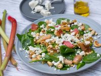 Spinat-Salat mit Rhabarber und Feta