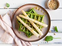 Spinatwaffeln mit Spargel-Topping Rezept