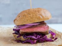 Steakburger mit Rotkohl