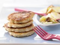 Süße Quarkpuffer mit Apfelsalat Rezept