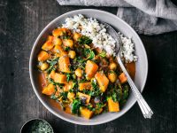 Süßkartoffel-Curry mit Kichererbsen und Grünkohl Rezept