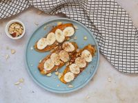 Süßkartoffel-Toast mit Erdnussbutter und Banane Rezept