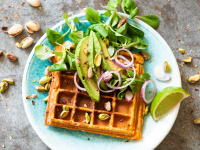 Süßkartoffel-Waffeln mit Avocado, Feldsalat und Pistazien Rezept