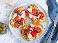 Süßkartoffel-Crostini mit grüner Oliven-Grana-Padano-Paste