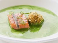 Suppe aus frischen Kräutern mit Lachs und Heringskrokette Suppe aus frischen Kräutern mit Lachs und Heringskrokette