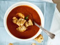 Suppe aus ofengeschmorten Pflaumentomaten mit Ciabatta-Croutons Suppe aus ofengeschmorten Pflaumentomaten mit Ciabatta-Croutons
