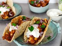 Tacos mit Blumenkohl-Bohnen-Mole und Sour Cream